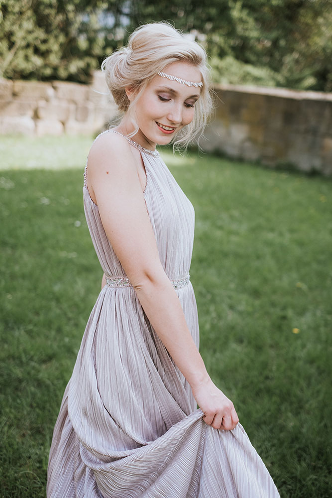 edler und moderner vintagelook, zartes Styling für blonde braut