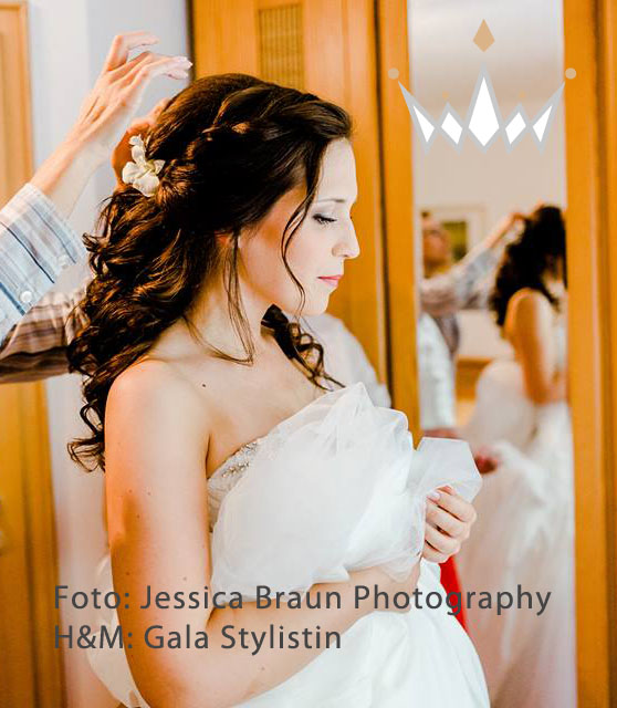 Brautfrisur mit offenen Locken und Echtblumenhaarschmuck